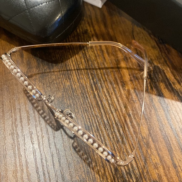 Authentic Brand new Round chanel sunglasses w/ metal & imitation pearls frame. - Picture 12 of 13